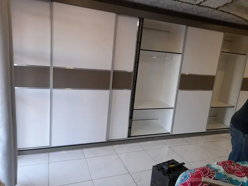 Sliding wardrobe with open interior shelving
